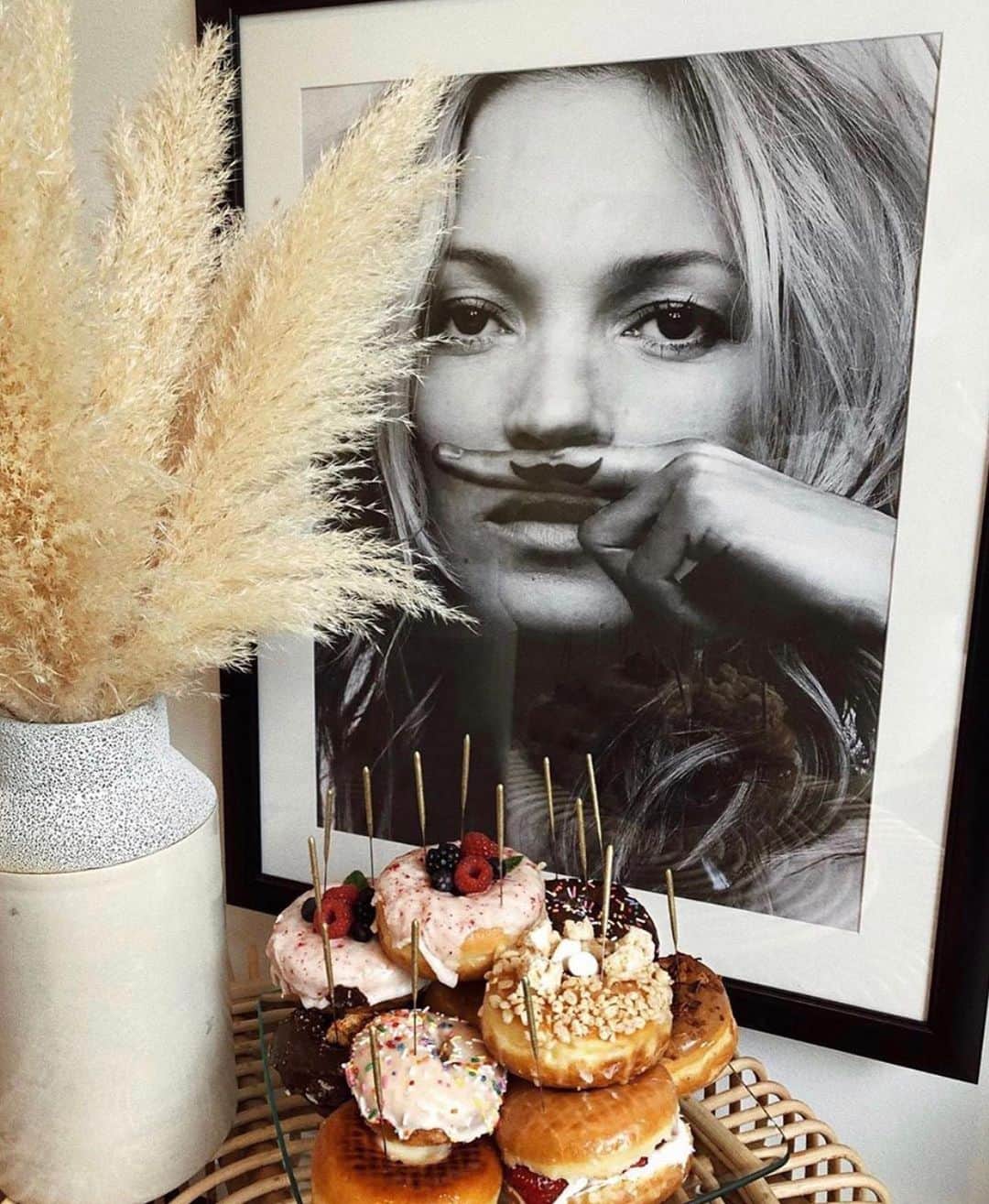 Aylen Aのインスタグラム：「Strawberry frosting with sprinkles, please 😋」