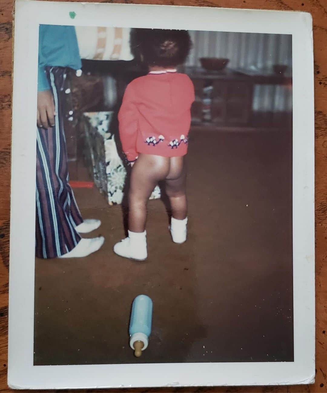 デヴィッド・ラムゼイのインスタグラム：「Do you know what was in that bottle? I don't... But when you gotta go you gotta go 🍼 #throwbackthursday #tbt」