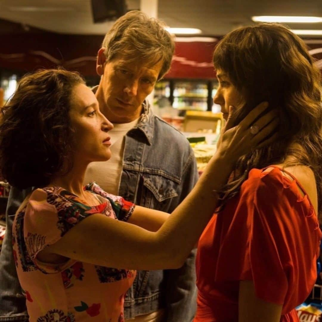 ローラ・カークさんのインスタグラム写真 - (ローラ・カークInstagram)「@untogetherfilm, directed by my hero @addiepray and starring @jemima_jo_kirke, #benmendelsohn, #jamiedornan and me is available in the UK TOMORROW on @itunes + @amazon!!! Yay!!!」7月12日 5時24分 - lolakirke