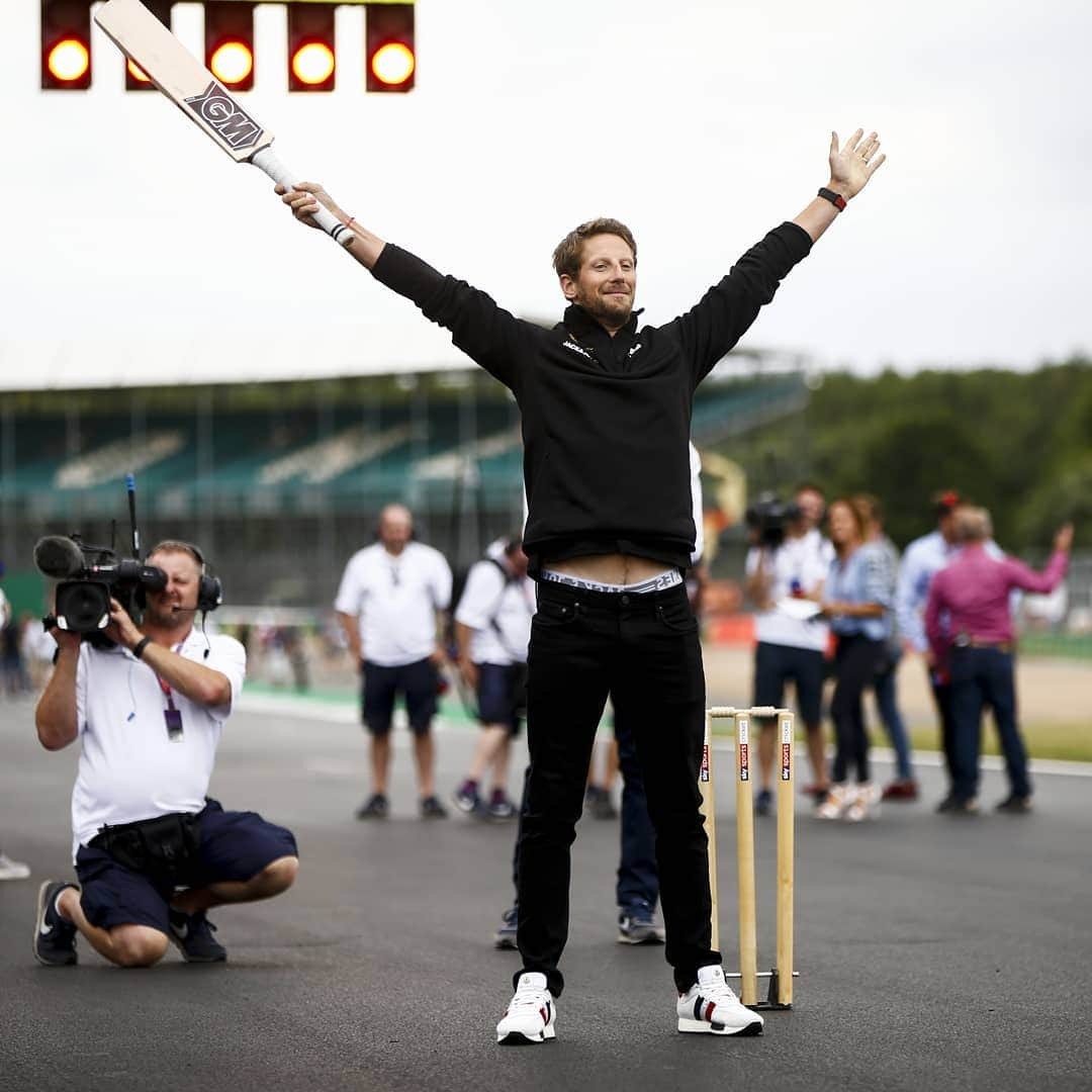 ロマン・グロージャンさんのインスタグラム写真 - (ロマン・グロージャンInstagram)「Never thought I had some cricket skills 😂 #r8g #F1 #cricket」7月12日 5時18分 - grosjeanromain