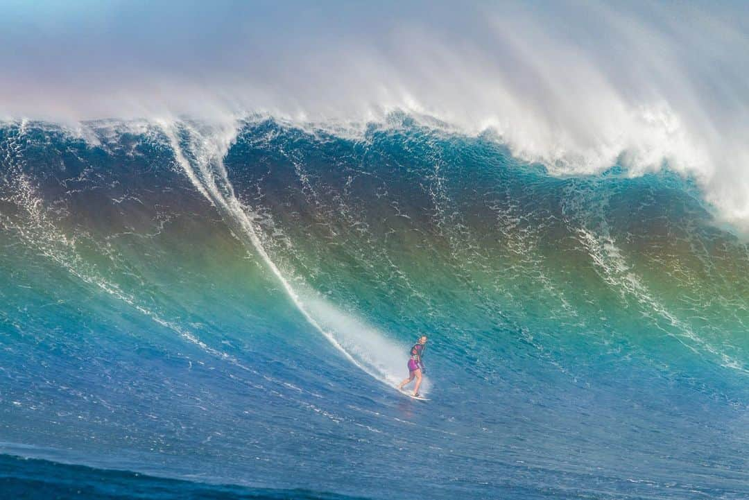 Bethany Hamiltonさんのインスタグラム写真 - (Bethany HamiltonInstagram)「#Throwback to taking on the infamous Pe’ahi aka “Jaws” just six months after Tobias was born! It was a dream come true for me to surf this wave and I can’t wait for you to see how it all came together in @unstoppablethefilm, in theaters TOMORROW!!! I had heard people say how hard it would be to paddle into the wave at Jaws with one arm. That comment stuck with me, so I wanted to overcome it. I didn’t want that to be my reason for not trying. When the moment came, I just had to put my head down and go!  Before you watch the film, get an inside look into my early months as a new mom as well as the achievement of riding a few of the remarkable waves at Jaws in an article written by @tobyneal0.  Head to bethanyhamilton.com to read “Throwback From the Making of Unstoppable”! And click the link in my bio to find your theater for @unstoppablethefilm! 📷 @mikenealstudios #unstoppable #tbt #throwbackthursday」7月12日 5時25分 - bethanyhamilton