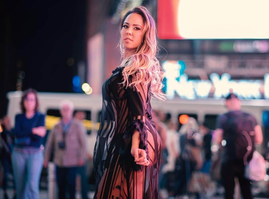 Mulher Melãoのインスタグラム：「É agora a partir das 18 h no YouTube a estreia do clipe blackcard 💳 link na bio 😋」