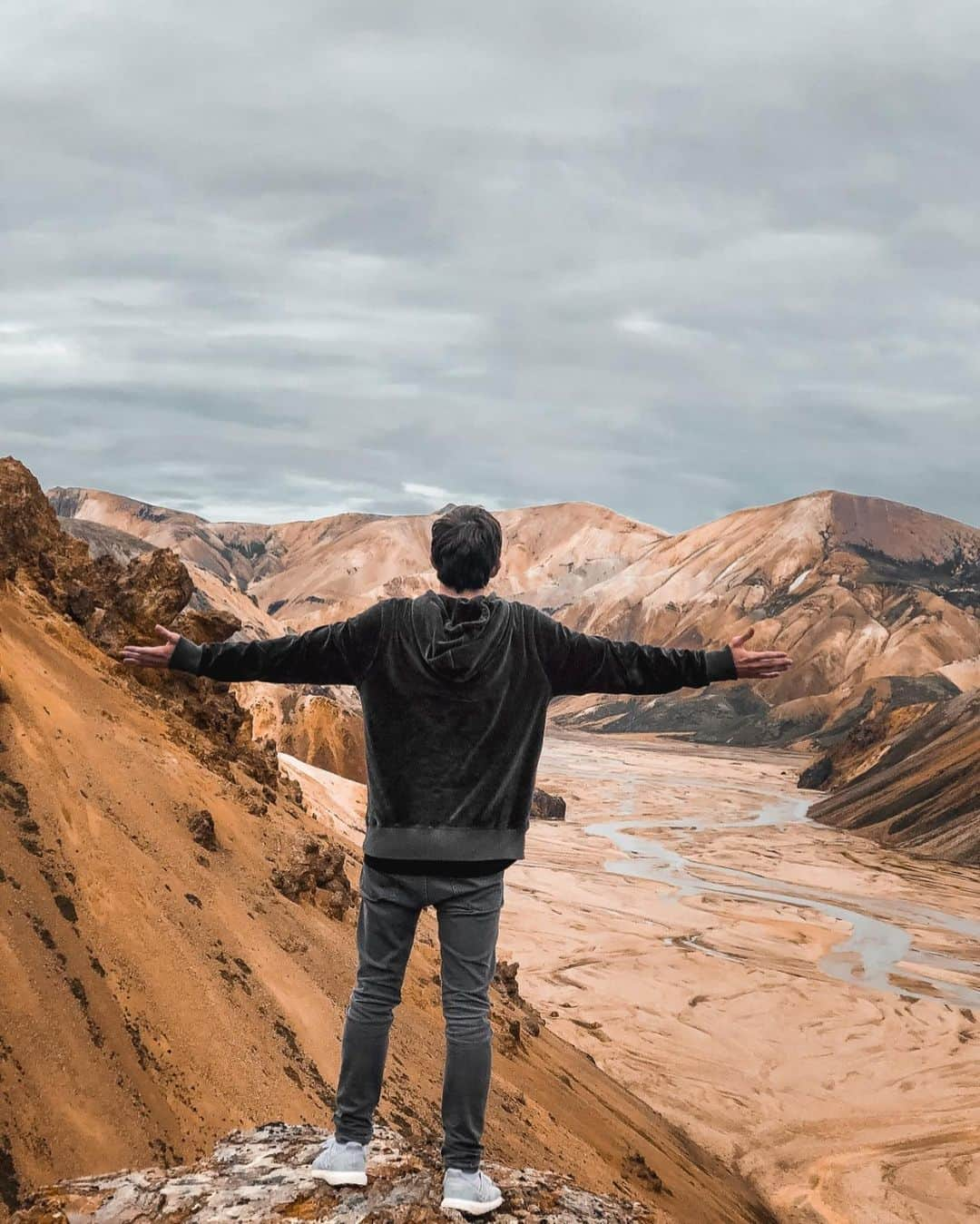 アラン・ウォーカーさんのインスタグラム写真 - (アラン・ウォーカーInstagram)「Had some amazing days off with @viiviniemi in Iceland 😊 Heading back out on tour again tomorrow! BTW, do you recognize some of the locations?」7月12日 5時48分 - alanwalkermusic