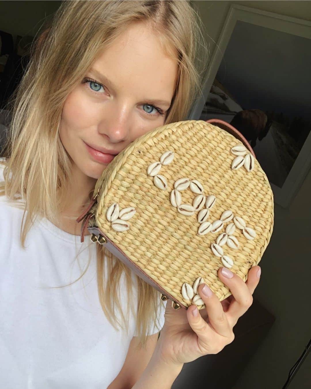 ダニジョーのインスタグラム：「L❤️VE YOU MORE | @marloeshorst in the Dannijo x @wearepoolside Ariana #basketbag • Tap to shop the #newarrival」