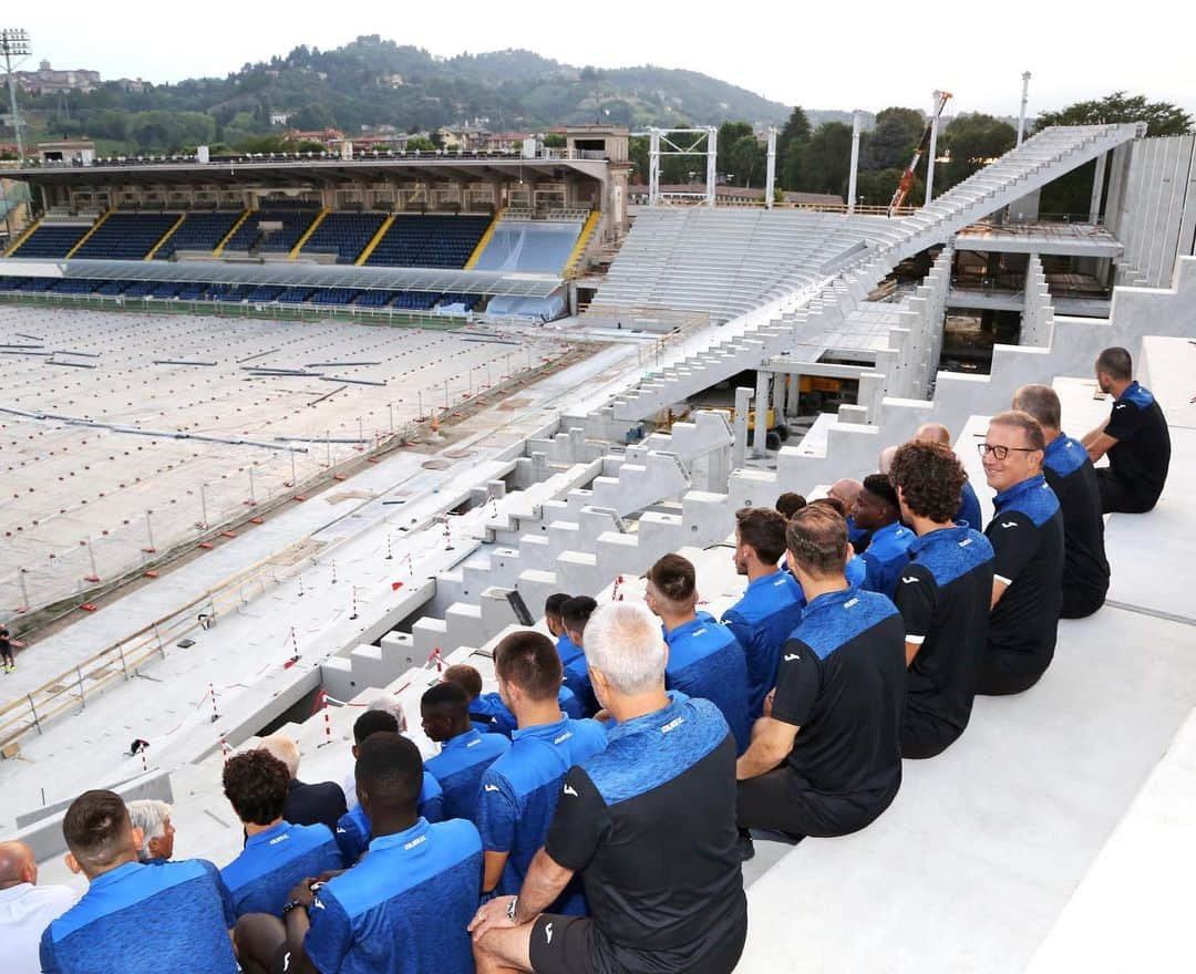 アタランタBCさんのインスタグラム写真 - (アタランタBCInstagram)「Lavori in corso 🏗⚽️ Prima di iniziare il lavoro sul campo nel ritiro di #Clusone, la squadra ha visitato il cantiere del #GewissStadium 🏟 - Work in progress 🚧🏃‍♂️ Before moving to #Clusone, the team visited the Gewiss Stadium’s building site.  #GoAtalantaGo ⚫️🔵 #AtalantaLife 🖤💙 #Atalanta3uropa #Atalanta #Bergamo」7月12日 6時03分 - atalantabc