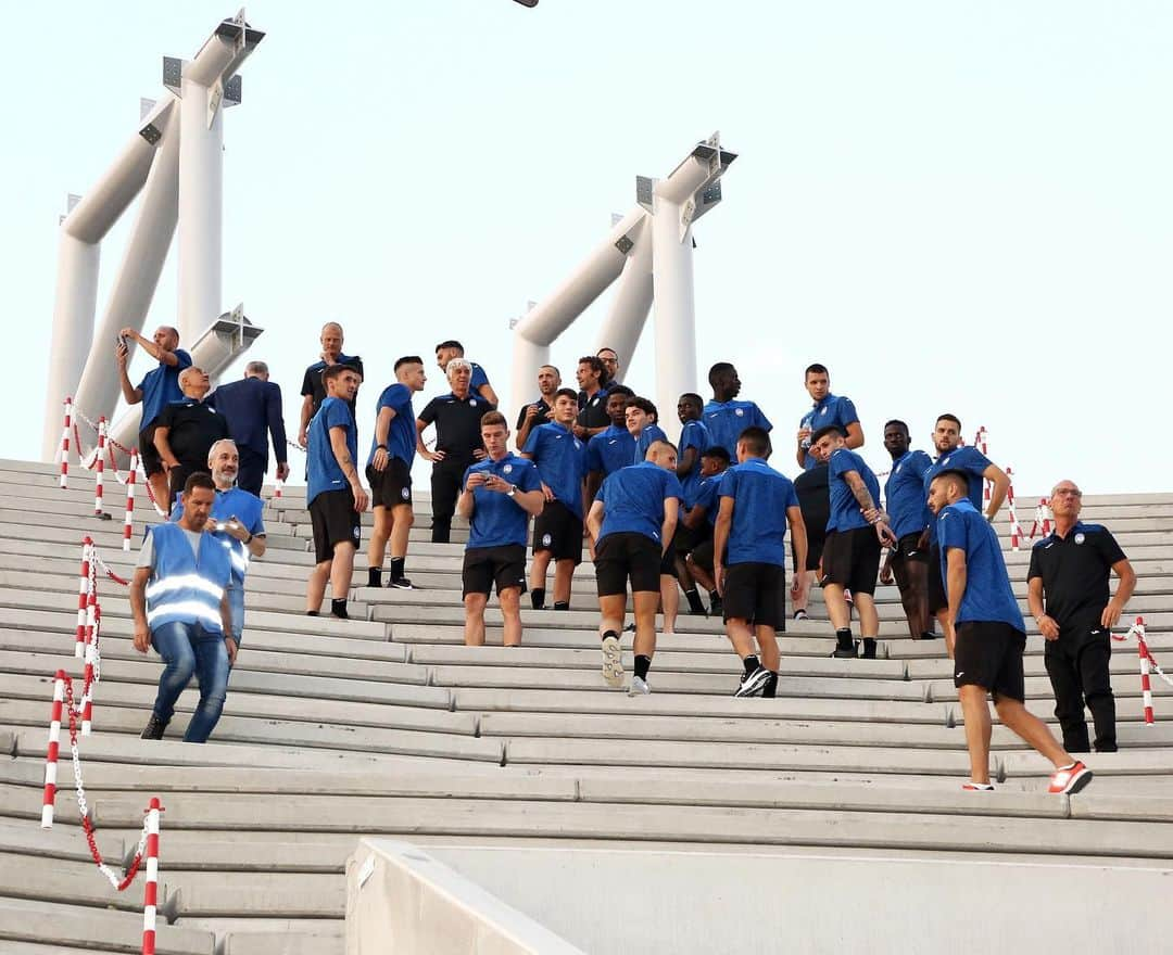 アタランタBCさんのインスタグラム写真 - (アタランタBCInstagram)「Lavori in corso 🏗⚽️ Prima di iniziare il lavoro sul campo nel ritiro di #Clusone, la squadra ha visitato il cantiere del #GewissStadium 🏟 - Work in progress 🚧🏃‍♂️ Before moving to #Clusone, the team visited the Gewiss Stadium’s building site.  #GoAtalantaGo ⚫️🔵 #AtalantaLife 🖤💙 #Atalanta3uropa #Atalanta #Bergamo」7月12日 6時03分 - atalantabc