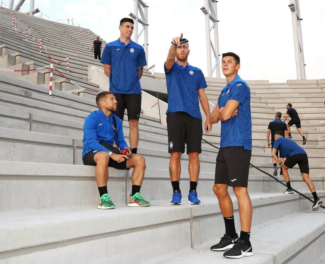 アタランタBCさんのインスタグラム写真 - (アタランタBCInstagram)「Lavori in corso 🏗⚽️ Prima di iniziare il lavoro sul campo nel ritiro di #Clusone, la squadra ha visitato il cantiere del #GewissStadium 🏟 - Work in progress 🚧🏃‍♂️ Before moving to #Clusone, the team visited the Gewiss Stadium’s building site.  #GoAtalantaGo ⚫️🔵 #AtalantaLife 🖤💙 #Atalanta3uropa #Atalanta #Bergamo」7月12日 6時03分 - atalantabc