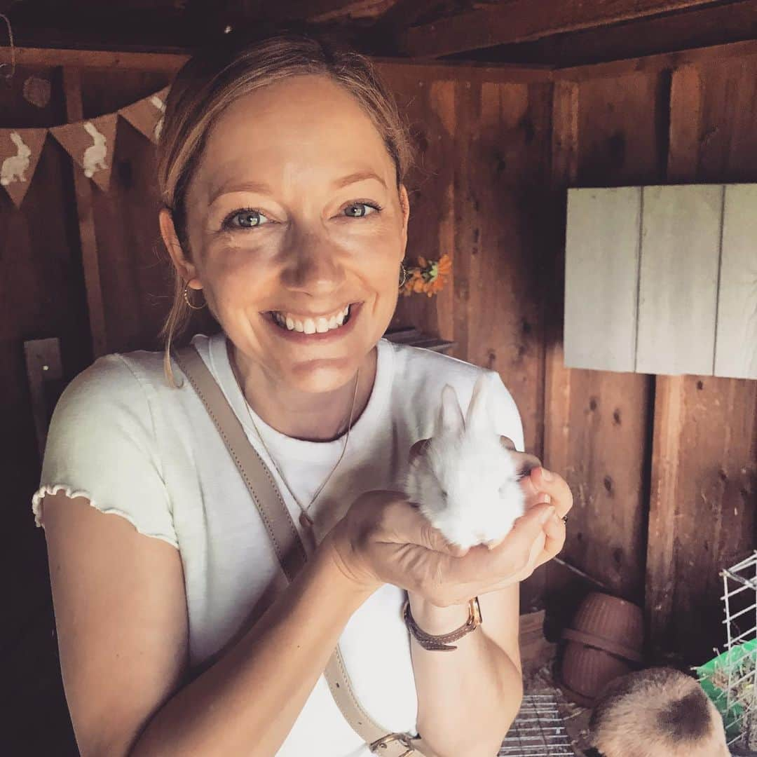 ジュディ・グリアさんのインスタグラム写真 - (ジュディ・グリアInstagram)「I got to hold a baby bunny. I am so so happy!」7月12日 6時04分 - missjudygreer