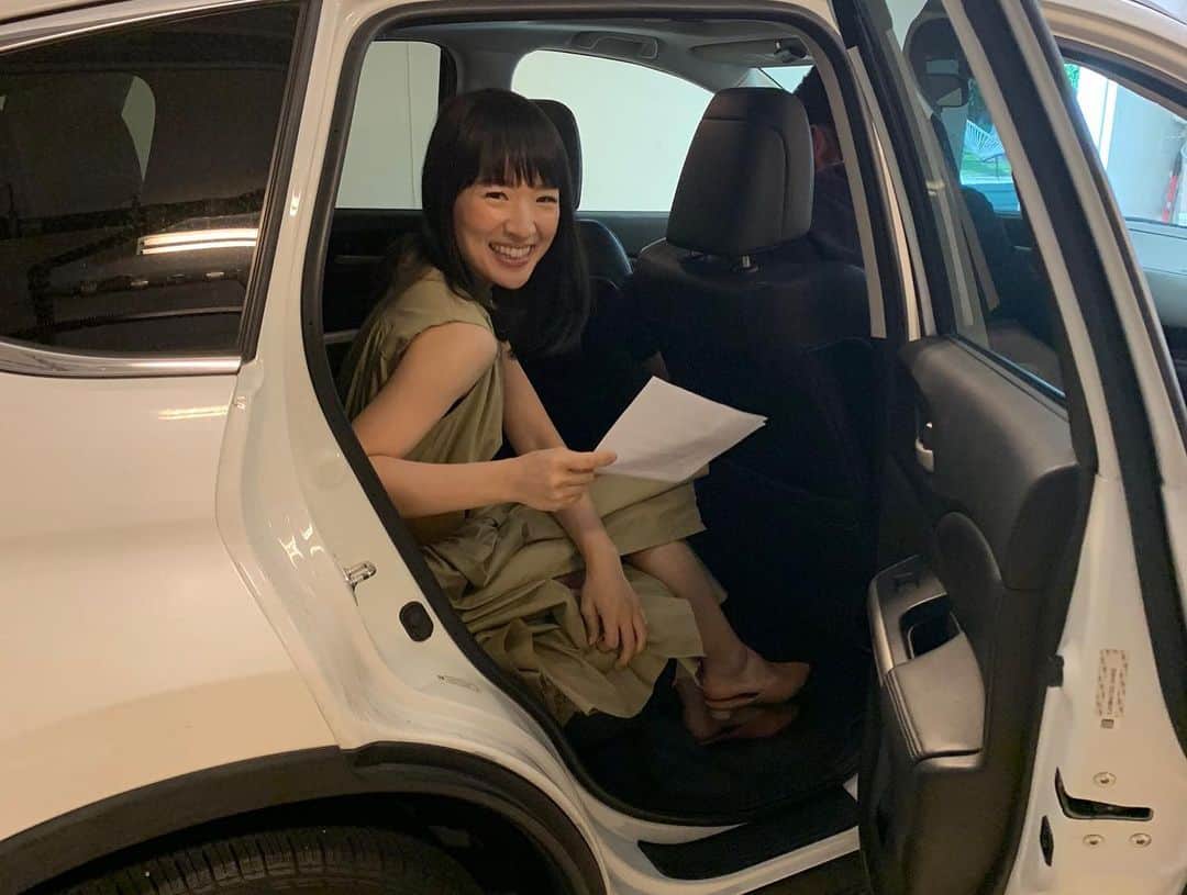 近藤麻理恵さんのインスタグラム写真 - (近藤麻理恵Instagram)「ㅤ 動画で使う音声を、車の中で収録しました。ㅤ こうすると、スタジオでなくてもㅤ キレイに録音できるそうです✨ ㅤ 今日もお仕事や家事など、 頑張っていきましょう😊✨ ㅤ ㅤ —————————————— ㅤ #こんまり#konmari #こんまりメソッド #近藤麻理恵 #人生がときめく片づけの魔法 #ときめき #片づけ #片付け #収納 #整理整頓 #マイホーム #シンプルライフ #シンプルホーム #シンプルな暮らし #シンプルな生活 #ライフスタイル #日々の暮らし #丁寧な暮らし #暮らしを楽しむ #すっきり暮らす」7月12日 6時16分 - mariekondo_jp