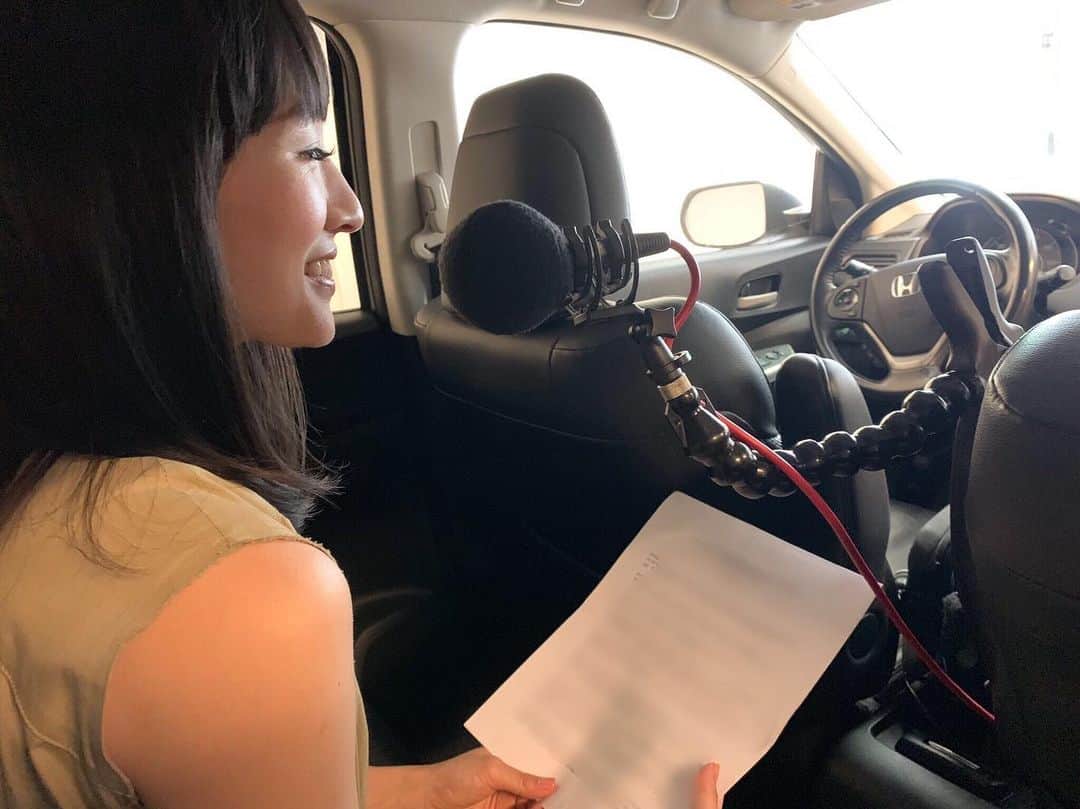 近藤麻理恵さんのインスタグラム写真 - (近藤麻理恵Instagram)「ㅤ 動画で使う音声を、車の中で収録しました。ㅤ こうすると、スタジオでなくてもㅤ キレイに録音できるそうです✨ ㅤ 今日もお仕事や家事など、 頑張っていきましょう😊✨ ㅤ ㅤ —————————————— ㅤ #こんまり#konmari #こんまりメソッド #近藤麻理恵 #人生がときめく片づけの魔法 #ときめき #片づけ #片付け #収納 #整理整頓 #マイホーム #シンプルライフ #シンプルホーム #シンプルな暮らし #シンプルな生活 #ライフスタイル #日々の暮らし #丁寧な暮らし #暮らしを楽しむ #すっきり暮らす」7月12日 6時16分 - mariekondo_jp