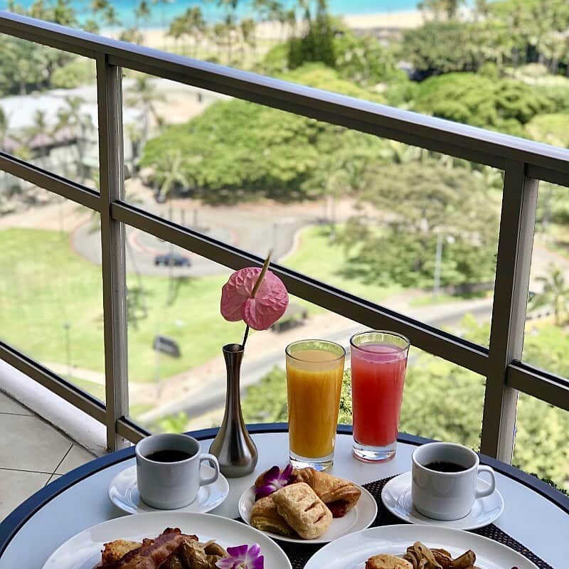 Trump Waikikiさんのインスタグラム写真 - (Trump WaikikiInstagram)「Decisions. Breakfast in bed or on the lanai?  #trumpwaikiki #NeverSettle #roomservice #breakfast #24hourroomservice #Hawaiianvacation #fivestarhotelhonoulu #romancetravel #familytravel #multigenerationaltravel #roomwithaview #lethawaiihappen #visitoahu  ラナイで朝食はいかがですか？　 #トランプワイキキ #5つ星ホテル #ルームサービス #朝食 #ハワイアンバケーション #家族旅行」7月12日 6時24分 - trumpwaikiki