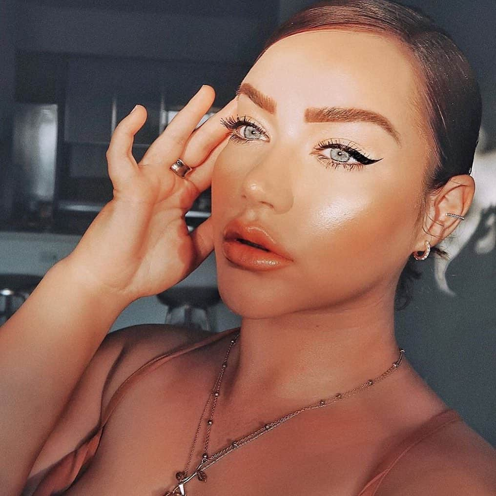 Too Facedさんのインスタグラム写真 - (Too FacedInstagram)「You GLOW girl 😉 #regram @militzayovanka When you are feeling your eyeliner you have to pose. 📸 👀 #toofaced  Products used: Better Than Sex Eyeliner Better Than Sex Mascara Born This Way Foundation in shade Sand Born This Way Super Coverage Concealer in shades Shortbread and Golden Peach Perfect Setting Powder」7月12日 6時17分 - toofaced