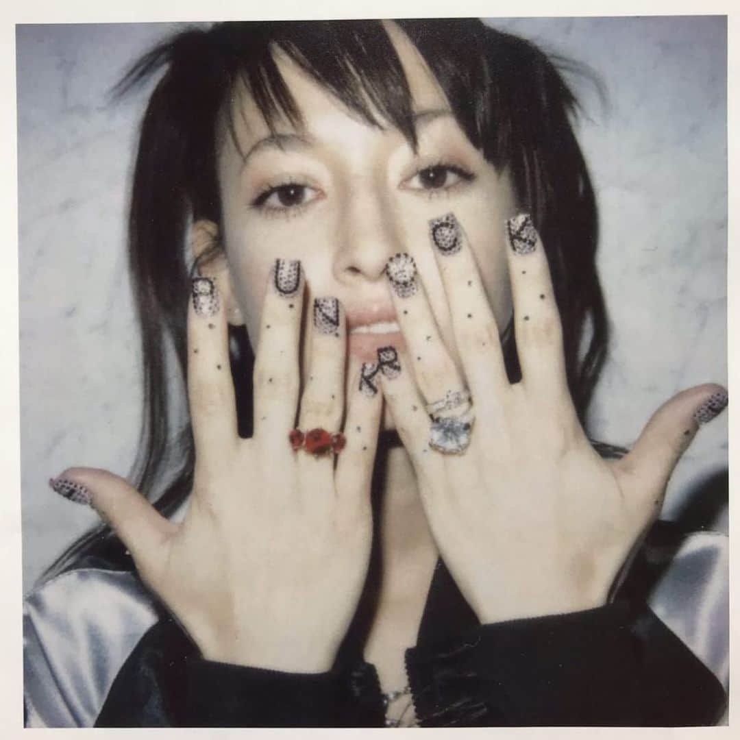 のインスタグラム：「Old Polaroid from my dear friend @hiro.takabayashi She sent me this last night ✨ This was right after she did my nails! Maybe from 2001? Always loved her style #sheisthebest #bestnails #nailart #punkrock #glitter #young #moretocome 大好きなヒロちゃんから昔の写真が届いたのでアップしますね 😉 多分2001年かな？ヒロちゃん最高〜最高のネイリスト。彼女のティストは本当に好き♥️まだ写真あるからまたアップするよ！」