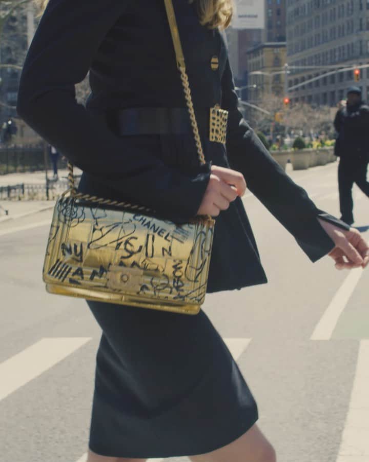 Saks Fifth Avenueのインスタグラム：「HANDBAG HEROES: Go for the gold with @chanelofficial’s Boy handbag which marries gold-tone metal and urban graffiti street-art. Discover in the link in bio. #SaksStyle」