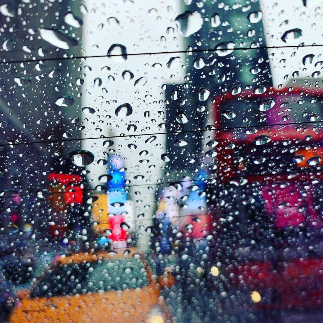 和央ようかさんのインスタグラム写真 - (和央ようかInstagram)「Rainy NYC🍎through Times Square ☂️😊 雨☂️のニューヨーク🍎 タイムズスクェア通過中🍎😊 #takakonystylin🍎 #nyc #timesquare #yokawao  #lifestyle #タイムズスクエア #ニューヨーク」7月12日 6時35分 - yokawao0215