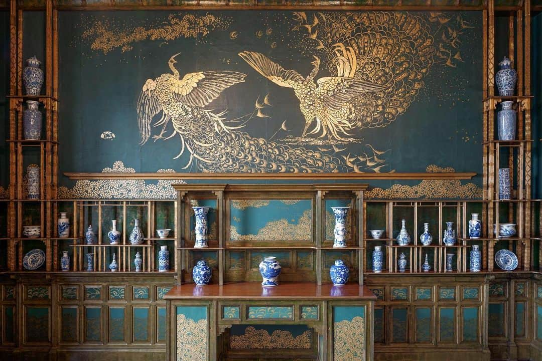 スミソニアン博物館さんのインスタグラム写真 - (スミソニアン博物館Instagram)「You can now experience the Peacock Room at our @freersackler the way artist James McNeill Whistler envisioned it: full of blue-and-white ceramics. Whistler—who was born today in 1834—created this dining room for his patron Frederick Leyland, whose shelves were stocked with Kangxi-era Chinese porcelains. Their patterns and colors inspired Whistler to redecorate the room in an abundance of blue, green and gold patterns similar to peacock plumage.」7月12日 6時37分 - smithsonian