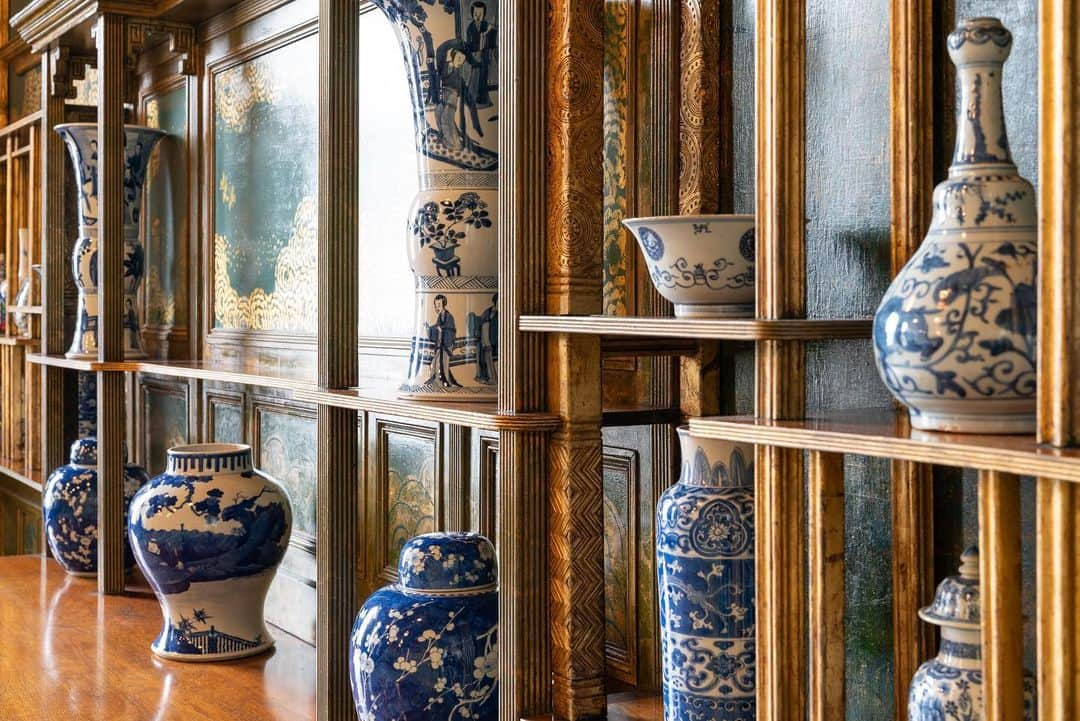 スミソニアン博物館さんのインスタグラム写真 - (スミソニアン博物館Instagram)「You can now experience the Peacock Room at our @freersackler the way artist James McNeill Whistler envisioned it: full of blue-and-white ceramics. Whistler—who was born today in 1834—created this dining room for his patron Frederick Leyland, whose shelves were stocked with Kangxi-era Chinese porcelains. Their patterns and colors inspired Whistler to redecorate the room in an abundance of blue, green and gold patterns similar to peacock plumage.」7月12日 6時37分 - smithsonian