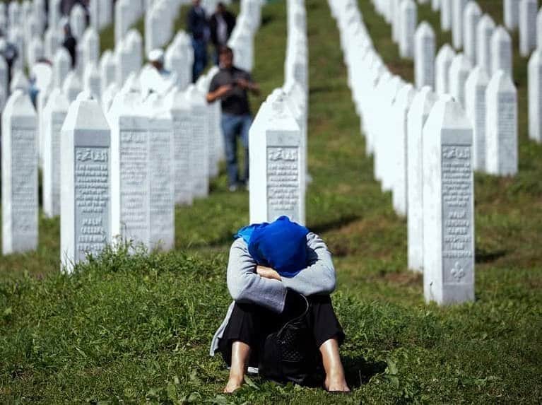 トーマス・サドスキーさんのインスタグラム写真 - (トーマス・サドスキーInstagram)「#Srebreniça. 24 years ago. Over 8,000 murdered. Never, ever forget. 📷: Darko Bandic」7月12日 6時44分 - thomas_sadoski