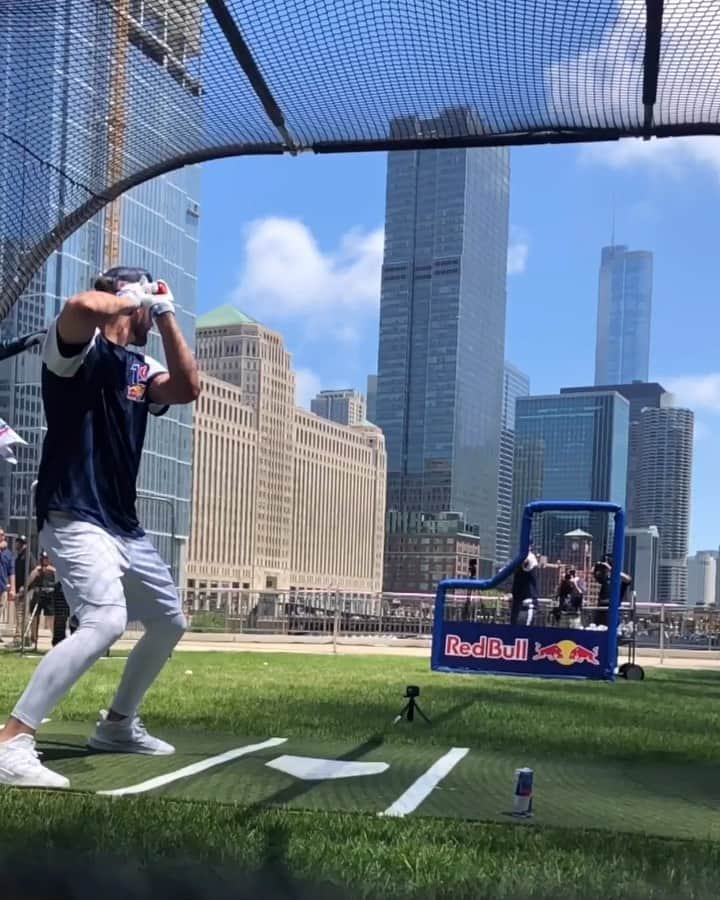 レッドブルのインスタグラム：「Right or lefty, it doesn’t matter ... Kris Bryant is out here smashing windows! ⚾️ @kris_bryant17  #baseball #dingers #bpinthestreets #chicago #redbull #givesyouwings」