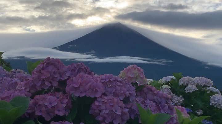 のインスタグラム：「. 🤩🤩“Shizuoka” prefecture in Japan is a place where you can see the most “phantastic” Mt. Fuji🗻 in the world.🤩 #富士山 #mtfuji #japan #shizuoka #fujinomiya  #phantastic420photography #mostphantasticmtfuji #selamatpagi  #goodmorning  #おはようございます 😇😇😇😇😇😇😇🗻😇😇 今日は良いけど明日晴れてくれないかなぁ〜🤣では西へ行って参ります💨」