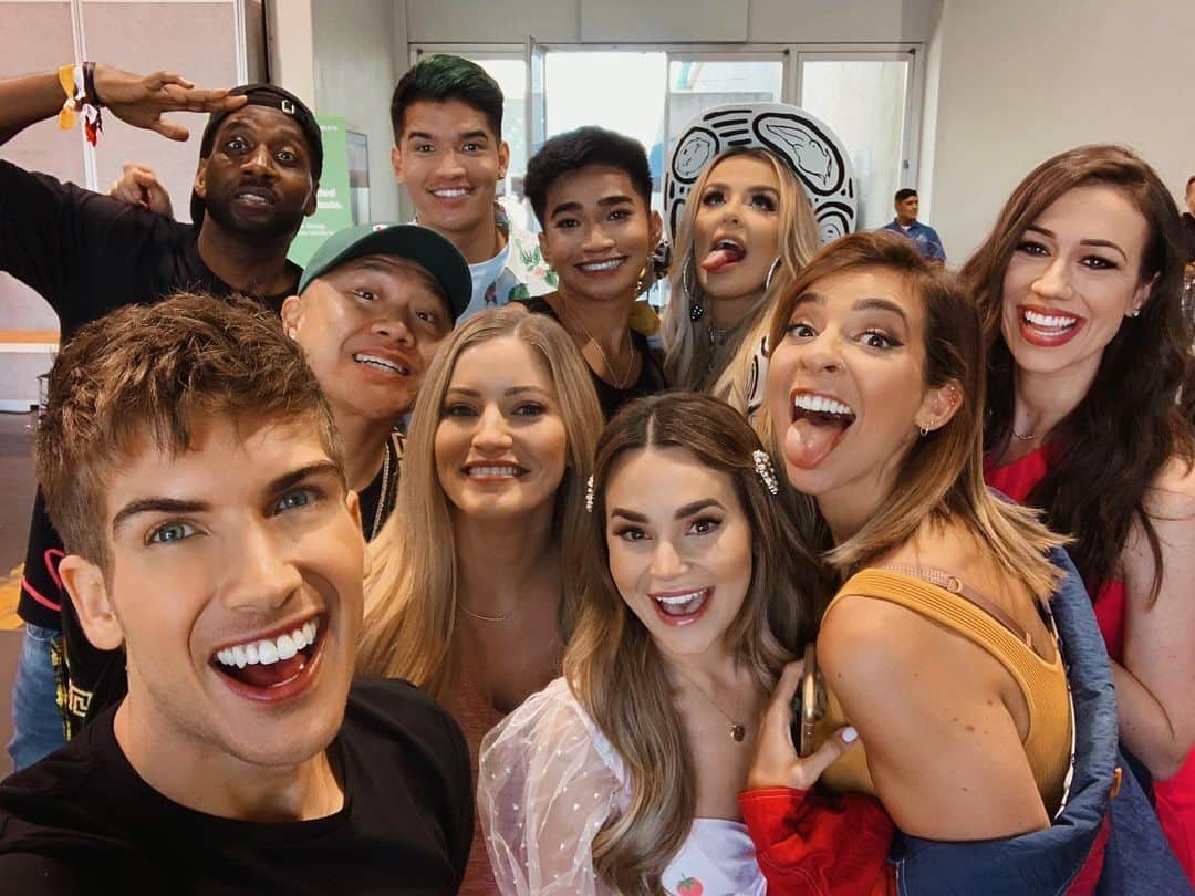 ジョーイ・グレーセッファのインスタグラム：「WE ARE ALL STARS ✨⭐️💫 @EscapeTheNight is finally here and omg...the feels...I’m so grateful for this bunch of amazing people. And a big thank you to the fans, this is all for you. 💖 Epsiode 1 is now available for free + ep 2 is avail if you have a @youtube premium account. New episodes every Wednesday at 11am PST....GO BINGE! Link in bio 🎉」