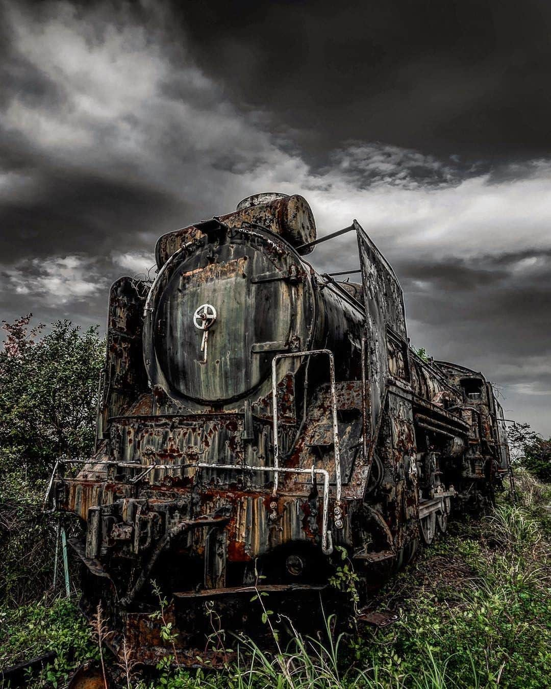 Abandoned Placesさんのインスタグラム写真 - (Abandoned PlacesInstagram)「Rotting trains in Japan by @gnek69_urbex . . . . . . #itsabandoned #decay #ruins #explore #urbex #UrbanExploring #history #adventure #abandonedplaces #photography #abandonedphotography #travel #forgotten #abandoned #allabandoned #gramslayers #artofvisuals #AOV #MoodyGrams #illgrammers #HeaterCentral #createcommune #AGameofTones #create #abandonednature #abandonedEurope #urbexphotography #urbandecay #exploreeverywhere #photography」7月12日 7時00分 - itsabandoned