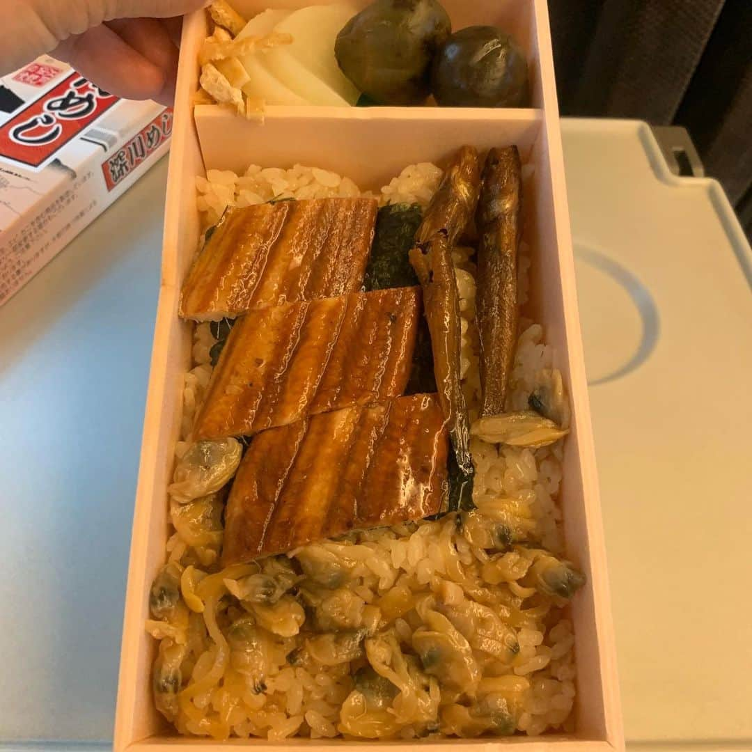 宮川大輔さんのインスタグラム写真 - (宮川大輔Instagram)「#朝ご飯 #駅弁 #深川めし #大好き #崎陽軒のシュウマイ弁当か深川めしをいつも買う #食べて寝よっと #今日はとある県でロケ #天気予報は曇り☁️ #おやすみなさい💤」7月12日 6時53分 - miyagawadai