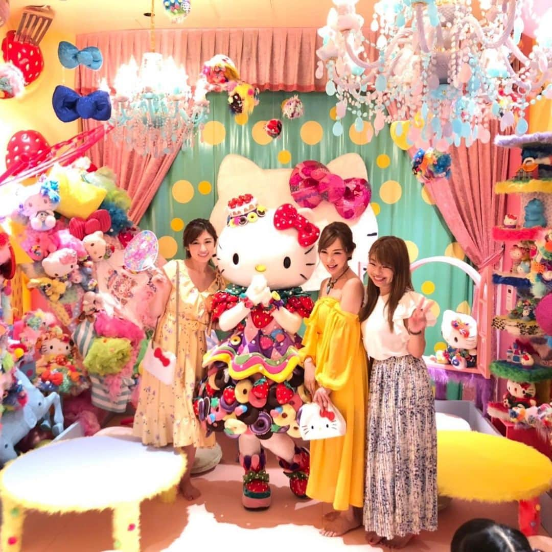 熊田曜子さんのインスタグラム写真 - (熊田曜子Instagram)「@sanrio × @kawaiimonstercafe レセプションパーティーに行ってきたよ✨ 親子三代でキティちゃん大好きだから 嬉しかった💖 子供達も大喜び👧👧👶 キティちゃんと子供達と一緒に撮ってもらった写真は 携帯の待ち受けにしたよ🎀  #sanrio  #cawaiimonstercafe #コラボ #コラボレーション #キティちゃん #kitty #hellokitty」7月12日 6時58分 - kumadayoko