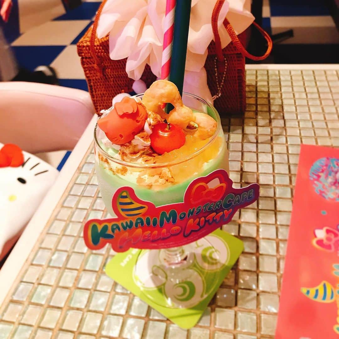 熊田曜子さんのインスタグラム写真 - (熊田曜子Instagram)「@sanrio × @kawaiimonstercafe レセプションパーティーに行ってきたよ✨ 親子三代でキティちゃん大好きだから 嬉しかった💖 子供達も大喜び👧👧👶 キティちゃんと子供達と一緒に撮ってもらった写真は 携帯の待ち受けにしたよ🎀  #sanrio  #cawaiimonstercafe #コラボ #コラボレーション #キティちゃん #kitty #hellokitty」7月12日 6時58分 - kumadayoko