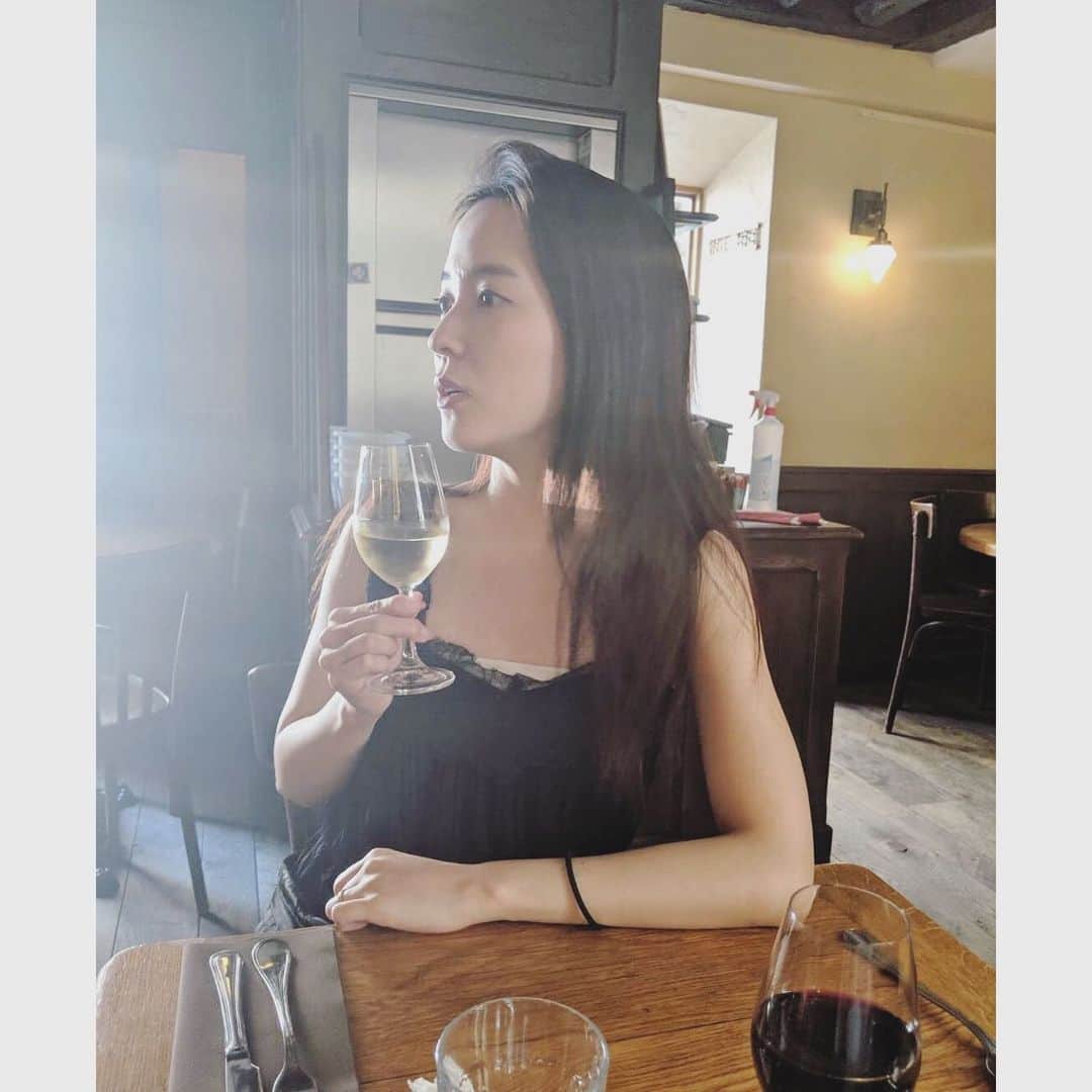 のインスタグラム：「あと…お腹が鳴ったら「お腹空いてるんだね」って英語で言われてホテルマンの方がお菓子をくれました…。たぶん子供だと思われている☺️☺️☺️ ・ #家電 #家電女優 #奈津子  #お先に土曜日いただいてます #ワイン好き」