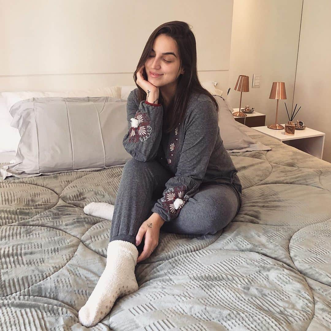 Bruna Unzuetaのインスタグラム：「Um inverno gelado como esse pede um edredom quentinho e confortável! Minha cama parece de outro mundo com edredom maravilhoso da coleção de inverno da @altenburgtextil 🥰 mega aconchegante e de uma qualidade sem igual! Já pensou em ter um desses pra chamar de seu? Usando meu cupom BRU15 você ganha 15% de desconto! Gostoso demais, né? 🖤」