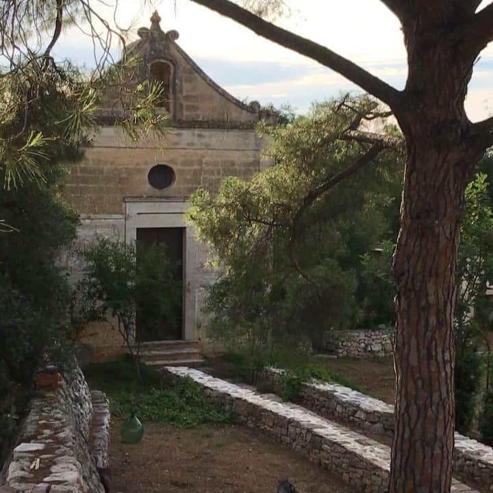 のインスタグラム：「Hello bisceglie #postasantacroce @alexismabille @julietrannoy #secretproject #comingsoon #placetobe #chapel #italie #puglia #masseria #countryside」
