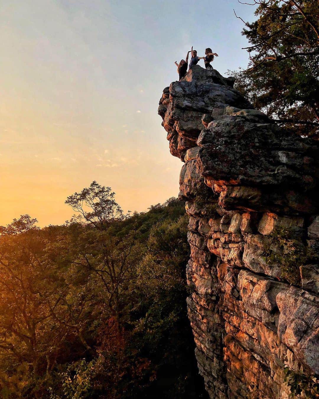 レイチェル・パーソンズのインスタグラム：「*cliché quote about living on the edge*」