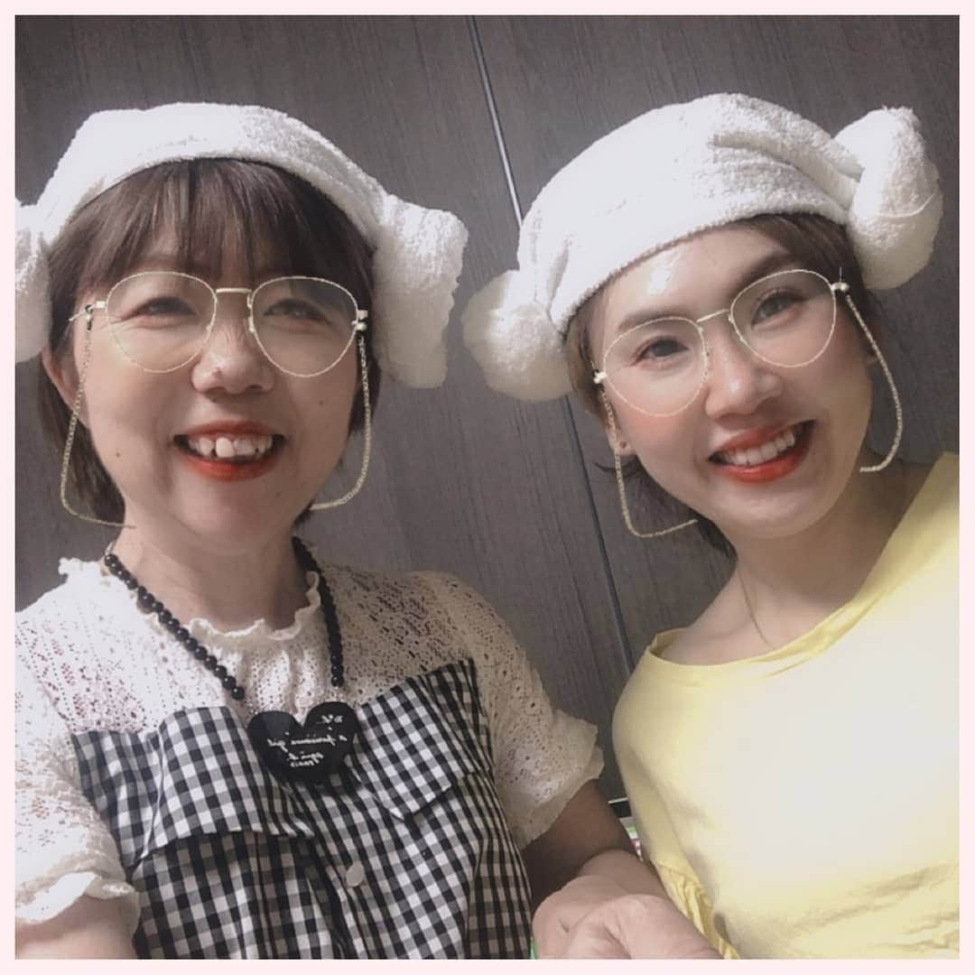 ピックさんのインスタグラム写真 - (ピックInstagram)「おっはー❤️ 昨日の @himekochama みかさん&苺ちゃん おうちバージョン👍 、 お昼はね、私は、餃子作り、 🥒とトマトの和え物 カボチャの煮物 、 みかさんはね、スペアリブ😍😍😍😍 これ、めちゃくちゃ美味しいよ👍 味付け抜群でさ‼️ なめ茸おろしも美味しかった～ 、 みかさんのご飯は毎回楽しみ❗ 来月は、なーに作ってくれるかな😁 、 少し前に羊巻き流行ってたよね❤️ ピックくんもやってね～ってみかさんが可愛く作って被せてくれたよ❗ 、 苺ちゃんもかわいいね～❤️ わんこは見るけど❗ 人間やってる人 おらんね～😅なら、やるしかない❗ やろーって❗ 韓国の方の真似してこれまた、大笑い 、 苺ちゃんは、おっきな病気して、頑張って❗ もー本領発揮 食いしん坊苺ちゃんでした(笑)🤣🤣🤣 頑張ったね❤️ 、 @winsun.japan  @winsun_sasaki  の。リュックで、お留守番できたね❤️ 、 また、来月も楽しみにしてるからね❤️ 、 #おうちごはん  #女子会 #羊巻き  #韓国ドラマ  #snow  #instadog #ilovedog #dogstagram #west_dog_japan #all_dog_japan #todayswanko #inulog #coolangel #ミニチュアダックス #ミニチュアダックスフンド #イヌスタグラム #いぬすたぐらむ #犬 #だいすき #美容 #ダイエット #いぬドル #かわいい #シニア犬 #14歳 #ピック #モデル犬 #イケワン #わんわん小学校」7月12日 7時16分 - pick09040904