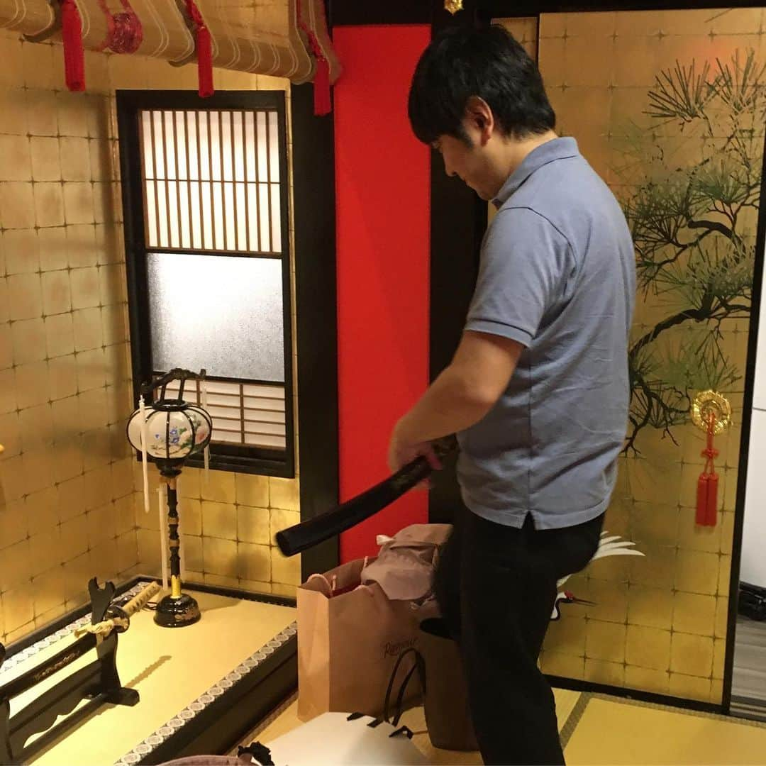 山井すず（山井锡）さんのインスタグラム写真 - (山井すず（山井锡）Instagram)「‪おはようございます！‬ ‪ついにデビュー前日です(⁄ ⁄>⁄□⁄<⁄ ⁄)‬ ‪ ここ半年間は、はっつとりんりんと過ごす時間が 業界のどの方よりも多かったです！ 2人が本当に可愛くて優しくて、 わたしは贅沢な空間にいさせてもらってるなぁとつくづく思います😭‬ はっつとりんりんのファンの方が2人を大好きになる理由がわたしもわかります😂💕 昨日は、明日のお披露目ライブでお渡しする、 TシャツとCDに、サインやみなさんのお名前を書きました！ クラウドファンディングでご支援してくださった方のお名前が書かれた一覧の紙を見て、 こんなにたくさんの方が…！ と、改めてビックリ嬉しく思いました。  サインとお名前書きながら、 知っている名前があると 「あ、〇〇さんだ…♡」と密かに嬉しくなっておりました☺️ たくさんサインとお名前書いて、 書けば書くほど、たくさんの人が応援してくれていることを感じ、感謝の気持ちでいっぱいになりました！ 明日、お渡しできるのが本当に楽しみです✨ みなさんのお顔が早くみたいです😊  2人とアイドルユニットを組めて、メンバーに入れてもらえて幸せです😭 ファンのみなさんはいつでもどんな時でも本当に優しくてあたたかくて、 わたしがアイドル活動する！ってなった時も 喜んでくれて、楽しみにしてくれて、応援してくれて… みなさんと直接触れ合える時も、SNSで接する時も、みなさんと関われる時間はいつも楽しくて大好きな時間です！  AV女優、アイドル、わたしがさせてもらえることは全力で取り組んで ファンのみなさんと1度でも多く会える機会を作りたいです！ 応援してくれている方のお顔を見たい！「ありがとう」って直接言いたい！握手したい！です‼️ 体調不良とかそういうマイナスな感じのことはなるべく言わないようにはしていたんですけど、 今日は全然眠れなかったです。笑 ライブの前々日だったのに😂  リリプラの夢を見る日も多くて、 頭の中はリリプラでいっぱいです😁  良い事があると、今いい事起きたら ライブ本番で失敗するかもしれない…とか不安になります😂  明日〜、、ついに明日ですよ。。 早い…！！ 緊張するなぁ😂 眠れなかったとか、緊張するとか言っていると 「大丈夫か？」と思われるかもしれませんが、 緊張はしていても、明日のお披露目ライブを楽しみに、 レッスン等してきました！！ 楽しみだからここまでこれました☺️ なので明日は一緒に楽しみましょうね！ 楽しんでいってもらえるよう、精一杯歌って踊ります😆  遠方で来られない方や 予定があって来られない方は 明日、1回でいいのでリリプラのことを想ってください🙏🏼💕 遠方から来てくださる方も、関東から来てくださる方も、 どの方も気をつけて来てくださいね😭 みなさんの元気なお顔、笑顔が見られるのを楽しみにしています😍  最後の写真は、 いつもお世話になっている、 めっちゃくちゃ忙しいはずなのに、 リリプラのことをとっても大切に考えてくれてサポートしてくれる、 一緒に頑張ってくれる、 マネージャーさんです！ 刀(偽物)で遊んでました。笑  朝からまた長い文章読んでくれて、 ありがとうございました！ 電車通勤の方は少しは暇つぶしになったでしょうか？😂 今日は金曜日ですね！ 最近朝晩は涼しいを通り越して寒いくらいの日もありますが、 みなさん体調は大丈夫ですか？ １週間のラスト、今日も元気に過ごせますように✨ お仕事ファイトですっ💪  #リリカルプラネット #リリプラ #山井すず #ティーパワーズ #japan #アイドル #ユニット #3人 #初川みなみ #初美りん #デビュー #ライブ #秋葉原 #秋葉原ソフマップ #クラウドファンディング #お披露目 #デビューライブ #レッスン #帽子 #バッグ #グッズ #cd #tシャツ」7月12日 7時19分 - suzu_yamai