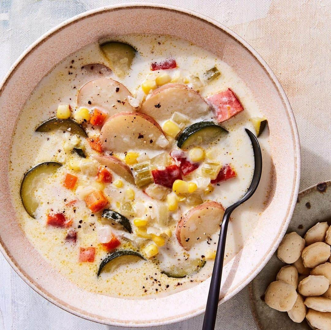 マーサ・スチュワートさんのインスタグラム写真 - (マーサ・スチュワートInstagram)「This creamy, summer smoked-salmon chowder is made with zucchini, fresh corn kernels, and baby potatoes. With its rich flavor, you only need four ounces of hot smoked-salmon for this one-pot dinner that's made in a Dutch oven. Grab the recipe featured in our July/August issue at the link in bio. 📷: @ren_fuller | recipe + food styling by: @shirabocar | prop styling by: @suzie_myers」7月12日 7時34分 - marthastewart