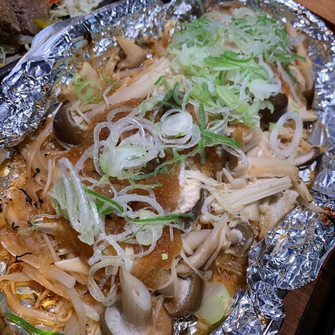 水木一郎さんのインスタグラム写真 - (水木一郎Instagram)「これで一人前。一人じゃ全部食べられません。低カロリーでお腹超いっぱいＺ! #サラダディナー  #キノコのホイル焼き  #低カロリー  #ダイエット #水木一郎」7月12日 7時35分 - ichiromizuki