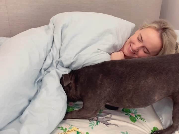 のインスタグラム：「And mum reckons I don’t exert any energy during de day does she forget about de gruelling morning workout I have to do just to try get in bed with her!? Dat was exhausting. I need a nap.」