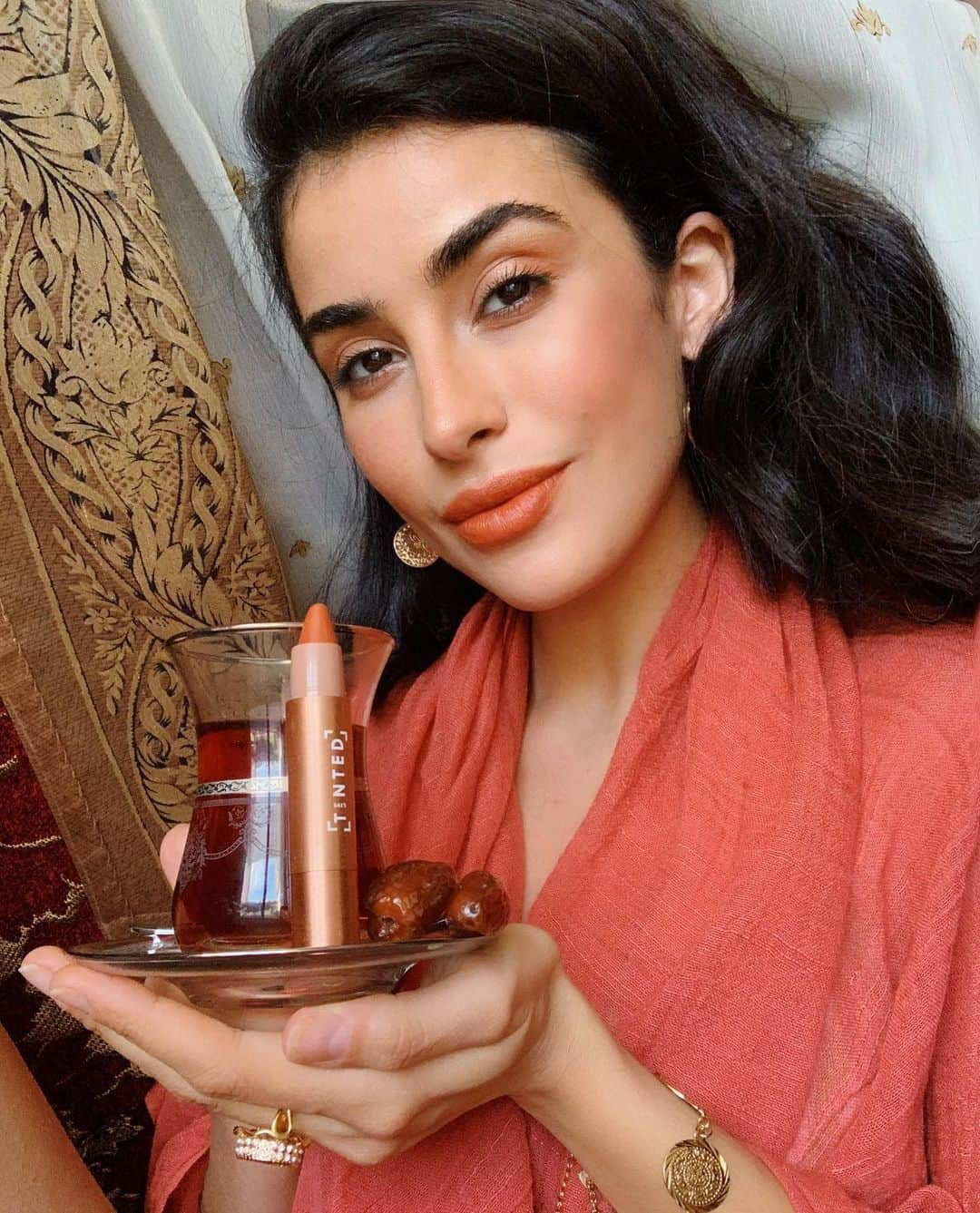 Sazan Hendrixさんのインスタグラム写真 - (Sazan HendrixInstagram)「I love the little traditions in my culture that make it so sweet and special ✨ I’ll never forget the story my mom told me when I was little about the 3 cups of tea. We were getting the house ready for company and she said that the first cup of tea served is customary as a welcome, the second cup says ‘stay a while’ and if you get a third cup - well consider yourself part of the family. I grew up in a Kurdish house filled with lots of these little tea glasses. We always had guests over and I loved helping my mom pour the “chai” (tea). I’m grateful I witnessed this kind of warmth and hospitality early on because there’s no greater feeling than loving and serving others. Can’t wait to tell Valentina the story about the tea cup, and I already know she is going to continue the tradition and pour sooo many glasses of love 💞🙏🏽 via my #tintimonial for @livetinted in the shade RISE (P.S. so proud of my friend @deepica for starting a brand that is dedicated to inclusivity & celebrating so many unique cultures. Love you Deeps!) #proudsister #livetinted」7月12日 7時39分 - sazan