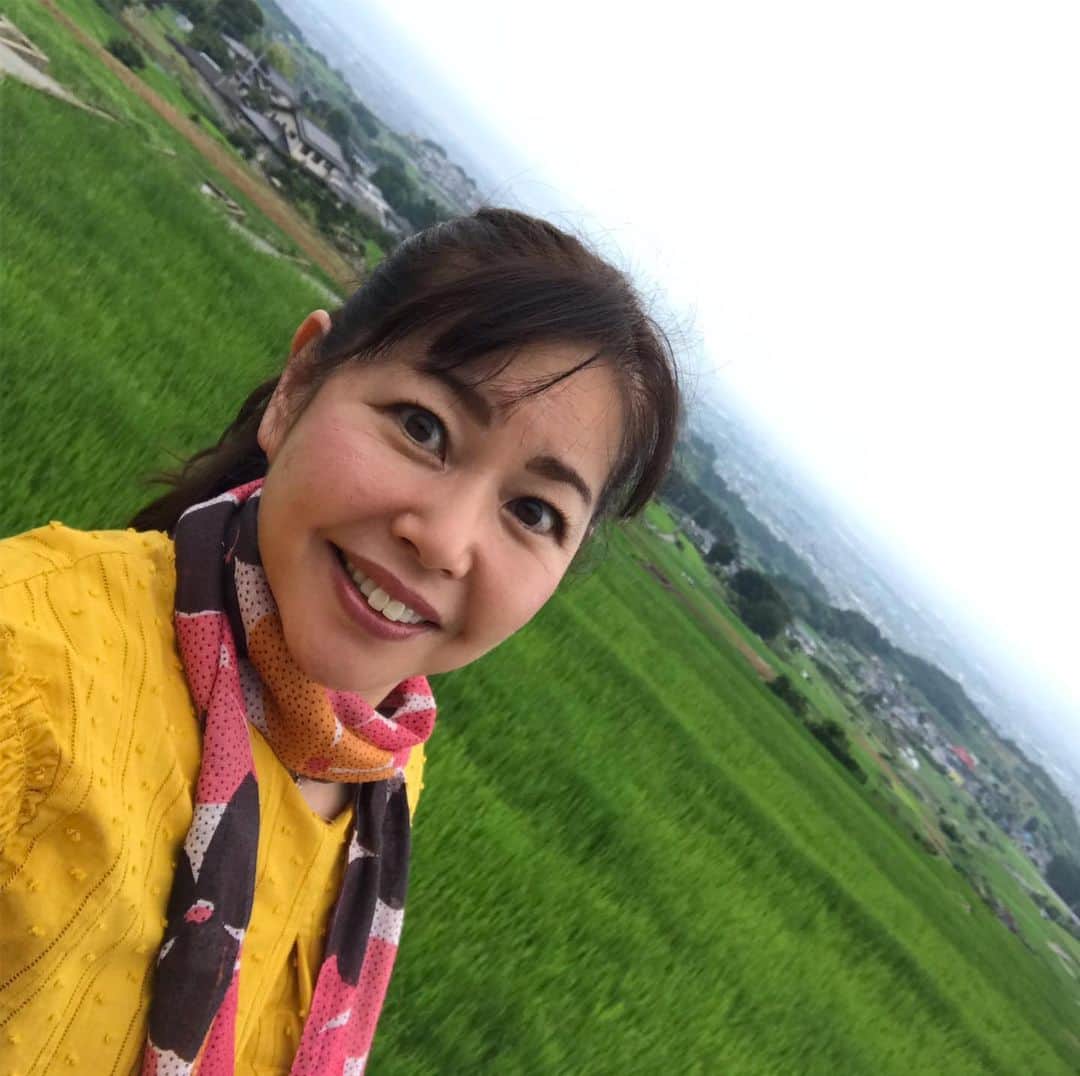 竹岡圭さんのインスタグラム写真 - (竹岡圭Instagram)「梅雨らしいお天気が続いていますが、雨をすり抜けて撮影🤗棚田の緑に目と心が癒されますぅ〜😌」7月12日 7時53分 - kei_takeoka