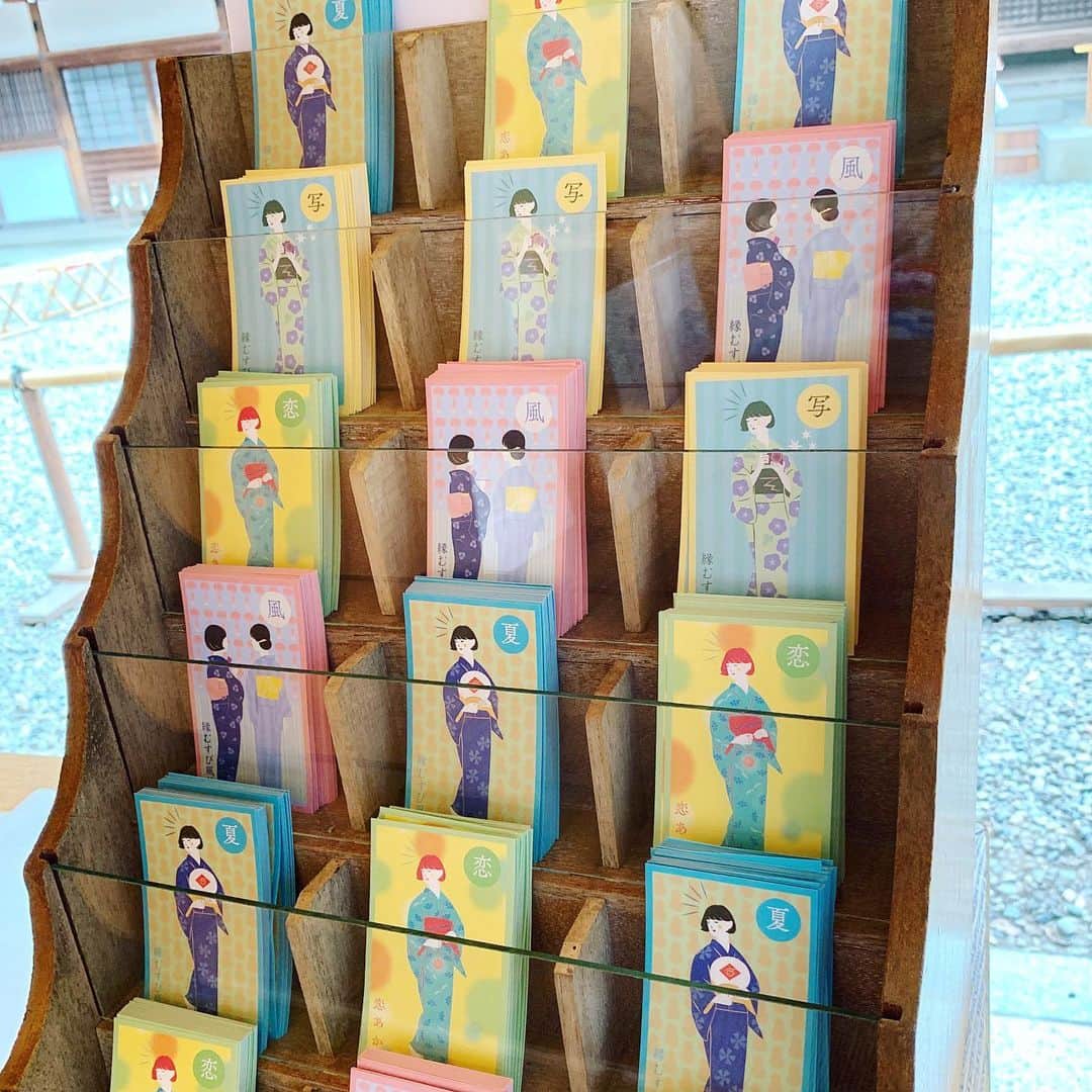 川越氷川神社さんのインスタグラム写真 - (川越氷川神社Instagram)「「縁むすび風鈴」期間、社務所で配布しているカードです。今年は福井県の図案家「ウィギーカンパニー」さんがカルタ風に描いてくださいました。﻿ 全5種類。浴衣姿の持ち物がそれぞれ異なり、それに合わせて裏面に書かれた内容も変わっています。﻿ ﻿ #川越氷川神社 ﻿ #縁むすび風鈴 ﻿ #ウィギーカンパニー  #浴衣  #恋あかり  #川越  #kawagoe」7月12日 7時46分 - kawagoe_hikawa