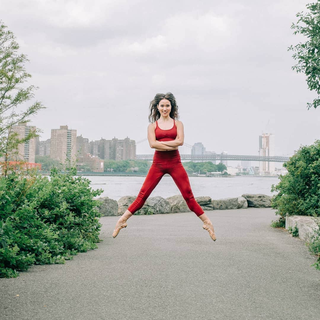 Lily Saito (齊藤莉理)さんのインスタグラム写真 - (Lily Saito (齊藤莉理)Instagram)「Feeling so BOLD & POWERFUL in my July @EllieActivewear outfit!❤ Loving how the colors pop against the cloudy skies in NYC today! 😍 |📸 @oh_story | Outfit from @ellieactivewear • • • #ellieactivewear #loveellie #julyellie #summer #sportswear #leggings #sportsbra #dancemagazine #dancespiritmagazine #pointemagazine #newyorkcity #dumbo #brooklyn #love #red #nyc #dance」7月12日 7時48分 - lilysaito_