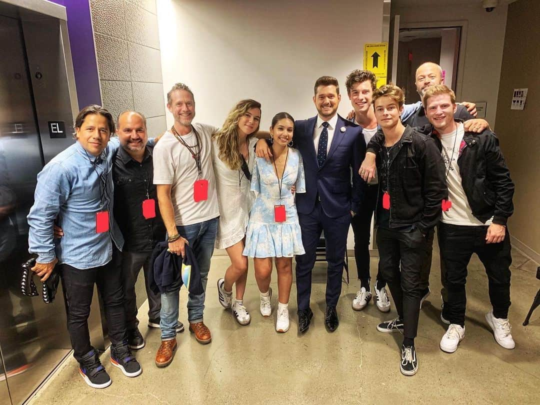 マイケル・ブーブレさんのインスタグラム写真 - (マイケル・ブーブレInstagram)「Canadian ❤️ in Sacramento 🇨🇦 @alessiasmusic and @shawnmendes at last night’s show. #MBWorldTour」7月12日 7時49分 - michaelbuble