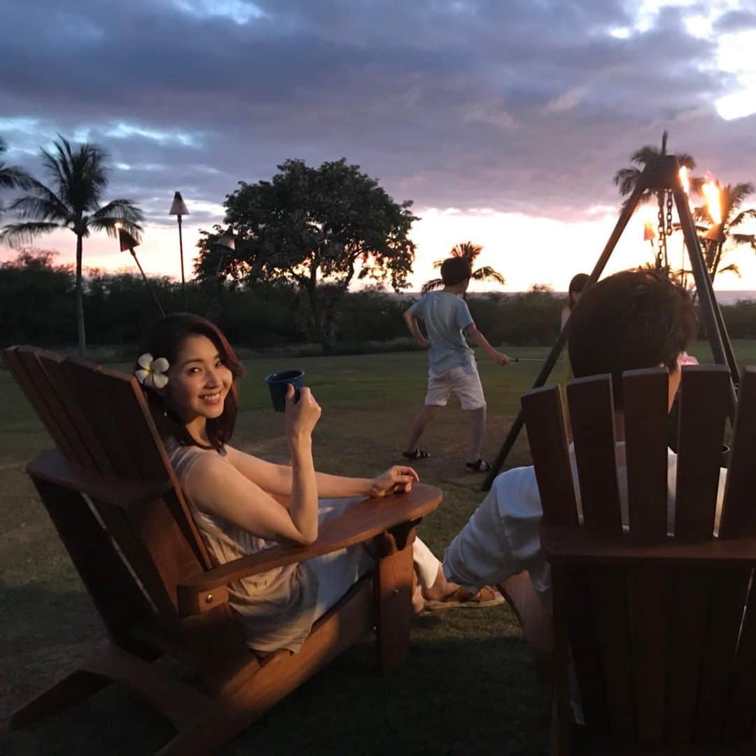 芦田桂子さんのインスタグラム写真 - (芦田桂子Instagram)「ALOHA〜🌺 もうご覧になった方もいらっしゃるかと思いますが 只今、JAL Hawai 『ハワイ島コナで体験するグランピング』編がJR トレインチャンネル など東京メトロ、東急線の 車内ビジョンに出演しています✨ ✴︎ ロケ地はハワイ島 The Westin Hapuna Resort 感動的な夕陽を眺めながらBBQ。。。 上質でラグジュアリーな時間を愛する家族と過ごしてきました🌴👙 ✴︎ 夕陽が沈むタイミングでの撮影なのでミスは許されないのでスタッフ全員時間との闘い。。。 子供達もよく頑張りました☺️ ✴︎ ここで私の家族をご紹介します❣️ カッコ良くて優しいパパ役は #島尾けんじ さん シャイでかわいい息子役は #いすたいが くん 人懐っこくて愛らしい娘役は #森山のえる ちゃん 皆んな大好きな家族❤️ お別れの際ママは少々おセンチになっちゃいました😢 ✴︎ このPVは14日、日曜の最終まで流れるそうなので電車乗った時は目線を上にチェックしてみてくださいね！ きっと今すぐにでもハワイ島に行きたくなると思いますよ✈️ 来月は違うバージョンで登場しますのでお楽しみに🌺 ✴︎ #jal #jalhawaii  #hawaii  #hawaiiisland  #cona #ハワイ島 #グランピング #jr #トレインチャンネル #東京メトロ #東急  #tqqビジョン #model #芦田桂子」7月12日 18時40分 - keiko_ashida