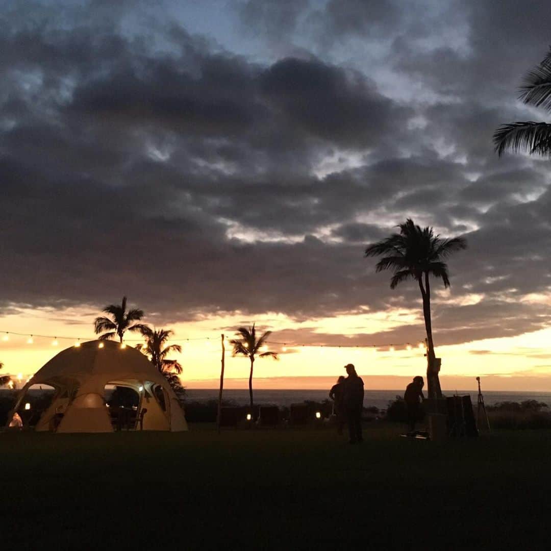 芦田桂子さんのインスタグラム写真 - (芦田桂子Instagram)「ALOHA〜🌺 もうご覧になった方もいらっしゃるかと思いますが 只今、JAL Hawai 『ハワイ島コナで体験するグランピング』編がJR トレインチャンネル など東京メトロ、東急線の 車内ビジョンに出演しています✨ ✴︎ ロケ地はハワイ島 The Westin Hapuna Resort 感動的な夕陽を眺めながらBBQ。。。 上質でラグジュアリーな時間を愛する家族と過ごしてきました🌴👙 ✴︎ 夕陽が沈むタイミングでの撮影なのでミスは許されないのでスタッフ全員時間との闘い。。。 子供達もよく頑張りました☺️ ✴︎ ここで私の家族をご紹介します❣️ カッコ良くて優しいパパ役は #島尾けんじ さん シャイでかわいい息子役は #いすたいが くん 人懐っこくて愛らしい娘役は #森山のえる ちゃん 皆んな大好きな家族❤️ お別れの際ママは少々おセンチになっちゃいました😢 ✴︎ このPVは14日、日曜の最終まで流れるそうなので電車乗った時は目線を上にチェックしてみてくださいね！ きっと今すぐにでもハワイ島に行きたくなると思いますよ✈️ 来月は違うバージョンで登場しますのでお楽しみに🌺 ✴︎ #jal #jalhawaii  #hawaii  #hawaiiisland  #cona #ハワイ島 #グランピング #jr #トレインチャンネル #東京メトロ #東急  #tqqビジョン #model #芦田桂子」7月12日 18時40分 - keiko_ashida