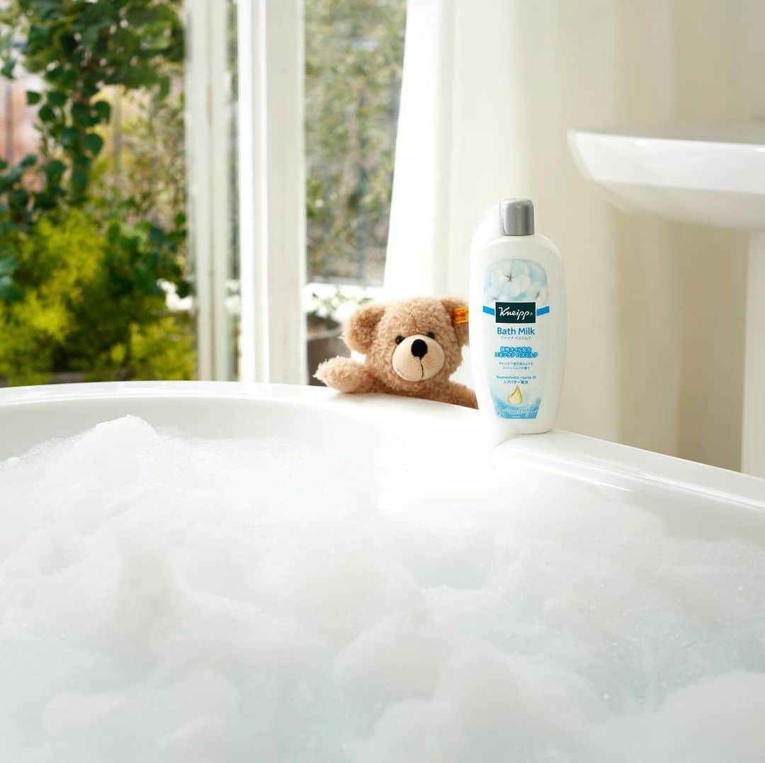 クナイプ公式アカウントさんのインスタグラム写真 - (クナイプ公式アカウントInstagram)「今週末、ゆったりバスタイムにクナイプのバスミルクで泡風呂はいかがですか？🛁 ・ ふわふわもこもこの泡に包まれながら、ちょっぴり特別な癒しのひとときを✨ ・ お子さまとも楽しんでいただけます🐻🌱 ・ #クナイプ #kneipp #バスミルク #bathmilk #液体入浴剤 #入浴剤 #bathroom #bathtime  #泡風呂 #bubblebath」7月12日 17時14分 - kneipp_japan