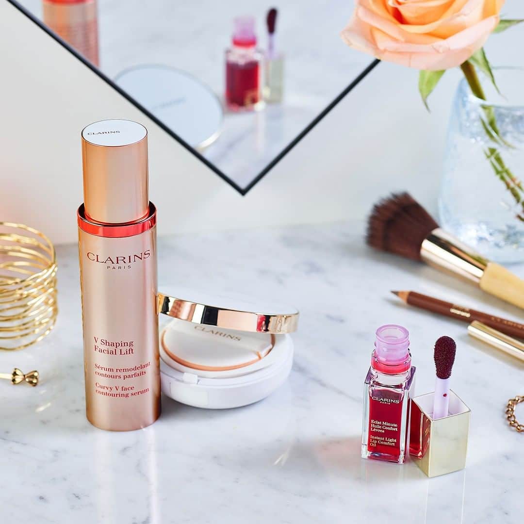 Clarins Australiaさんのインスタグラム写真 - (Clarins AustraliaInstagram)「What does your AM beauty routine look like? For us, V Shaping Facial Lift, Everlasting Cushion Foundation and #Clarins Lip Comfort Oil are all non-negotiables. #ClarinsAus #ClarinsSkincare #ClarinsMakeup」7月12日 17時15分 - clarinsanz