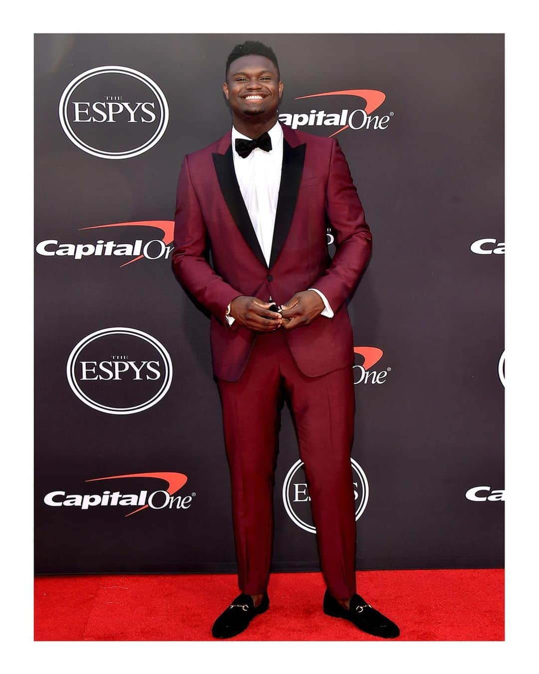 グッチさんのインスタグラム写真 - (グッチInstagram)「Winner of the Best College Athlete award, @zionwilliamson wore a #GucciDIY Made To Order Signoria tuxedo, evening shirt, grosgrain bowtie and velvet GG loafers to the 2019 ESPY Awards in Los Angeles, California. #ESPYS @alessandro_michele #AlessandroMichele」7月12日 17時17分 - gucci