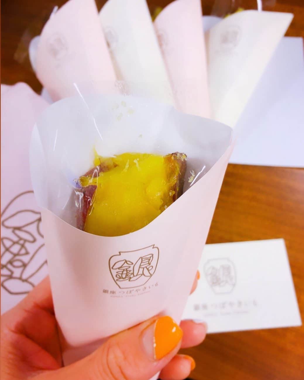 のインスタグラム：「手土産♡いただきました♡ 🍠🍠🍠銀座の焼き芋は映えますなっ  @tsubo_yakiimo  #いまどき #焼き芋はオシャレ #これぞ #インスタ映え #銀座グルメ#焼き芋 #東京グルメ #手土産 #新形態 #お土産 #女子が喜ぶ #ホクホク系  #instafood #foodstagram #yummy #sweet #japanese #photooftheday #breaktime」