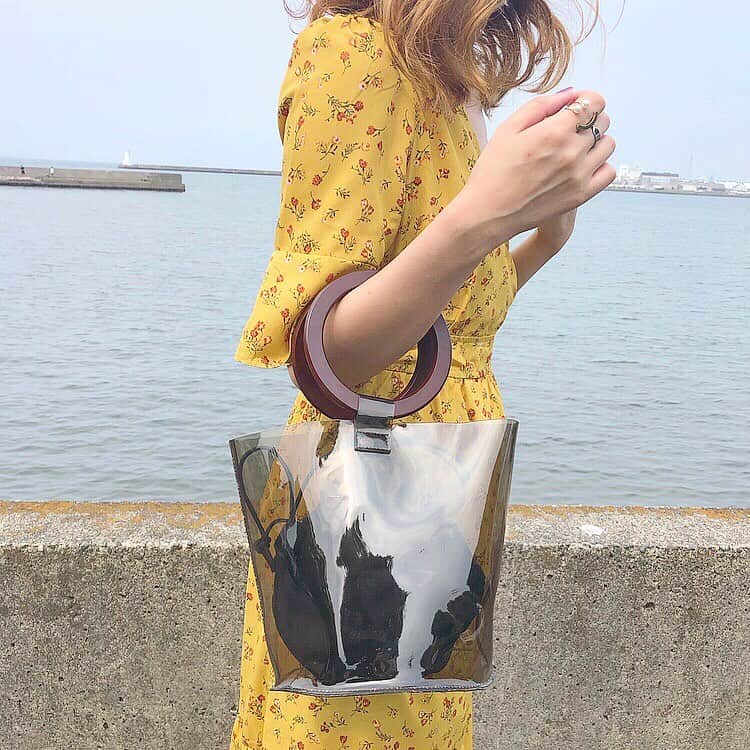 Maiさんのインスタグラム写真 - (MaiInstagram)「・ この @fifth_storeの小花柄カシュクールロングワンピース可愛い🌼 ・ イエローカラーも夏らしくて、1枚でサラッと着れるワンピースは本当使える✨ 身長164cmの私はMサイズを着てます💫 ・ このワンピ50%OFFになってました🌸 ・ そして @editsheen_storeの巾着付きPVCバッグもこれから夏活躍するアイテムです♪ ・ このバッグタイムセールになってました🌿 他にも1000円クーポンも出てたのでぜひ✨  #fifth #fifthtl #フィフス #EditSheen #エディットシーン #バッグ #BAG #小花柄カシュクールロングワンピース #巾着付きPVCバッグ #ワンピースコーデ #コーデ #ootd #coordinate #code #夏コーデ #fashion ・ ブログにも詳しく書いてます☺️💫」7月12日 17時24分 - maimaimai1016